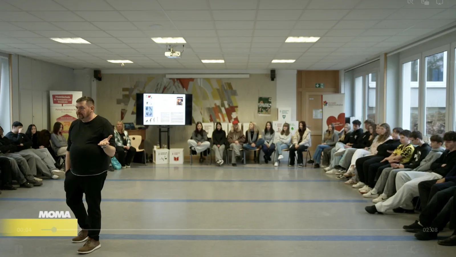 Manuel Bauer spricht mit Schülerinnen und Schülern an der Puricelli-Realschule Rheinböllen sprach Manuel Bauer mit Neunt- und Zehntklässlern über Extremismusprävention